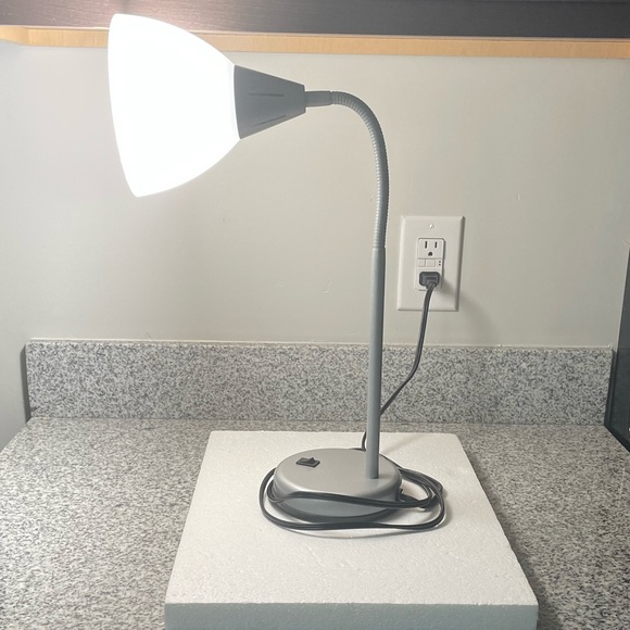 EUC Small Flexible Gooseneck Table Lamp for home or Office on/off switch on base - Picture 12 of 13